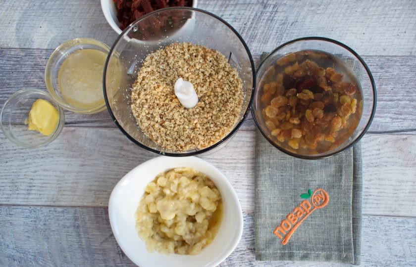 1. Этап. Энергетические батончики: Цукаты, изюм и клюкву залейте горячей водой на 5 минут, слейте воду. Орехи измельчите с помощью блендера в мелкую крошку. Банан измельчите в пюре.