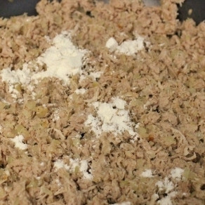 1. Этап. Макароны по-флотски: 5. Обжарьте мясо в течение пяти минут, помешивая, затем постепенно введите муку. Перемешайте.