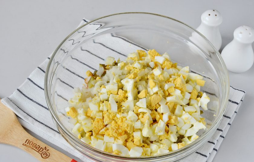 1. Этап. Салат с копченой рыбой: Порежьте яйца кубиками.