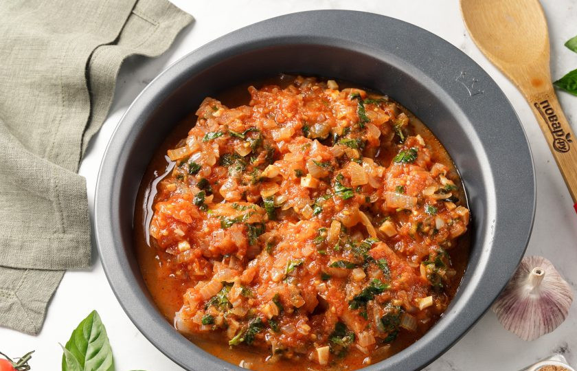 1. Этап. Треска, запеченная под соусом: Залейте соусом, чтобы он равномерно покрыл каждый кусочек.