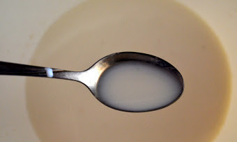 1. Этап. Фытыр по-египетски: Дрожжи смешиваем с теплым молоком, добавляем сахар и оставляем на 10 минут. Дрожжи должны 