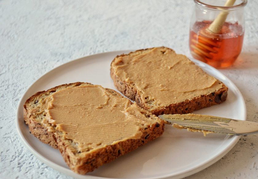 1. Этап. Тосты с арахисовой пастой: Намажьте на хлеб арахисовую пасту.