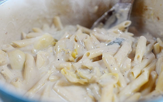 1. Этап. Паста со шпинатом и артишоками: Добавляем в кастрюлю артишоки и отваренные до готовности макаронные изделия. Перемешиваем.