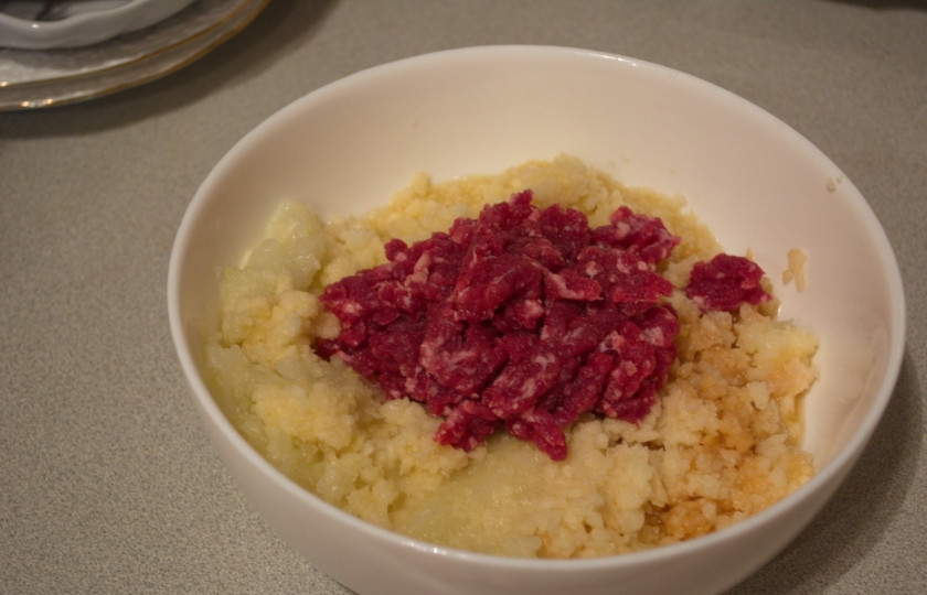 1. Этап. Драники с фаршем говядины: Добавьте сырой фарш, соль, специи.