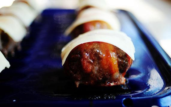 1. Этап. Сэндвичи с фрикадельками в беконе: 6. Убрать фрикадельки из духовки и положить ломтик сыра на каждую. Булочки для сэндвичей разрезать пополам, положить внутрь фрикадельку с сыром, накрыть второй половинкой булочки и подавать.