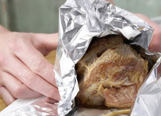 1. Этап. Баранина с овощами: Достаньте мясо из духовки, оберните его фольгой, дайте ему так отдохнуть при комнатной температуре несколько минут и нарежьте на кусочки. Подавайте с овощами. Приятного аппетита!