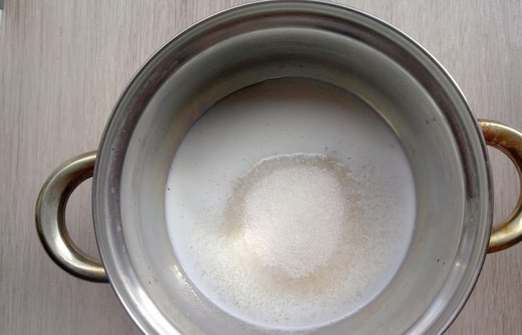 1. Этап. Глазурь для кекса: В сотейнике перемешайте молоко с сахарной пудрой. Затем смесь поставьте на водяную баню.