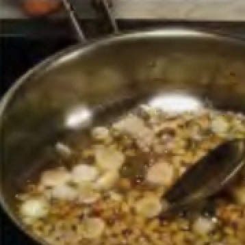 1. Этап. Шпинат с изюмом: Изюм замочить в теплой кипяченой воде, через 15 мин отбросить на дуршлаг Шпинат вымыть, отрезать жесткие черешки Положить листья в кастрюлю и поставить на средний огонь, как только листики начнут подвядать снять с огня Дать шпинату остыть, затем крупно нарезать.