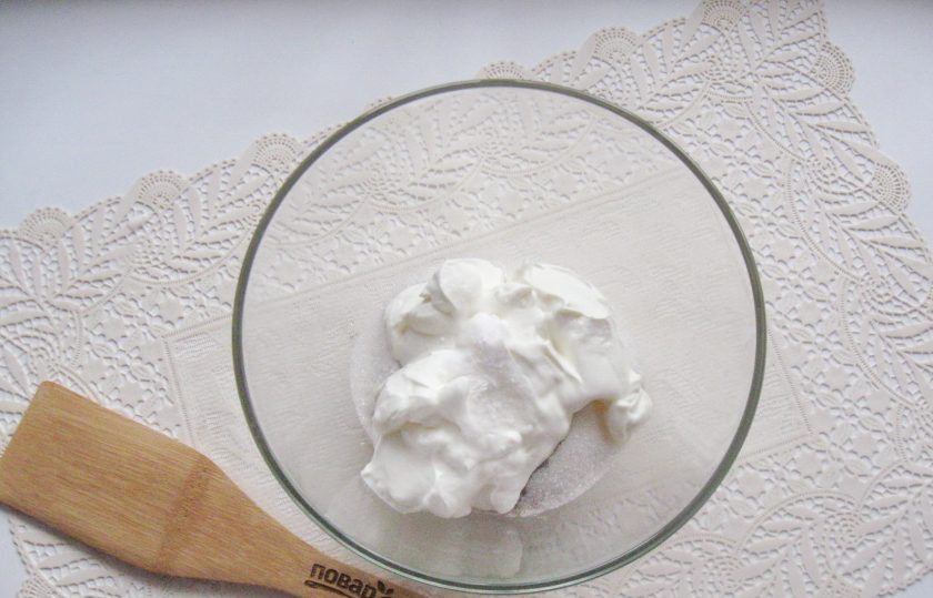 1. Этап. Сметанный торт с грецкими орехами: Добавьте разрыхлитель теста или 1 чайную ложку соды. Соду можно не гасить, так как в сметане есть молочная кислота.