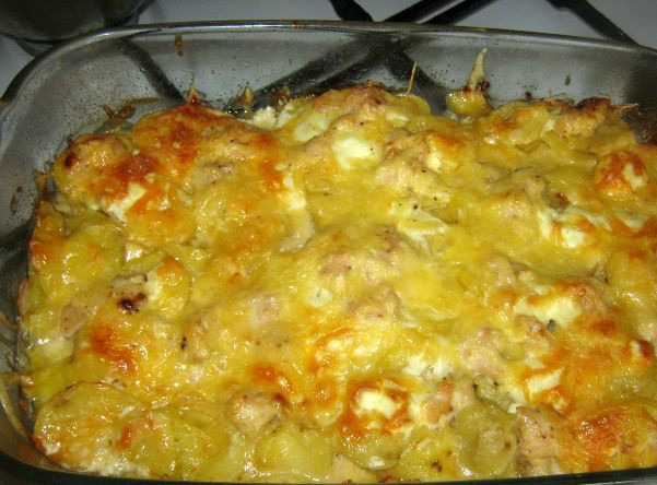 1. Этап. Картофельная запеканка с грудкой: Ставим запекать в духовку при 180 градусах на час. Всегда можно проверить готовность, если вам кажется, что пора вытаскивать. Куриная грудка готовится быстро. Главное, чтобы картошка запеклась. Через положенное время вытаскиваем. Подаем к столу в горячем виде. Приятного аппетита!