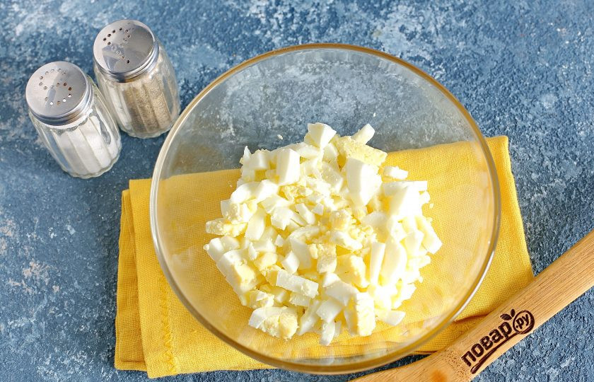 1. Этап. Салат Курица и кукуруза: Яйца очистите и нарежьте кубиками.