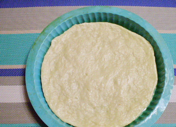 1. Этап. Дрожжевой пирог с вареньем: 7. Первую часть теста большую, распределите по форме. Потом выложите варенье или повидло.