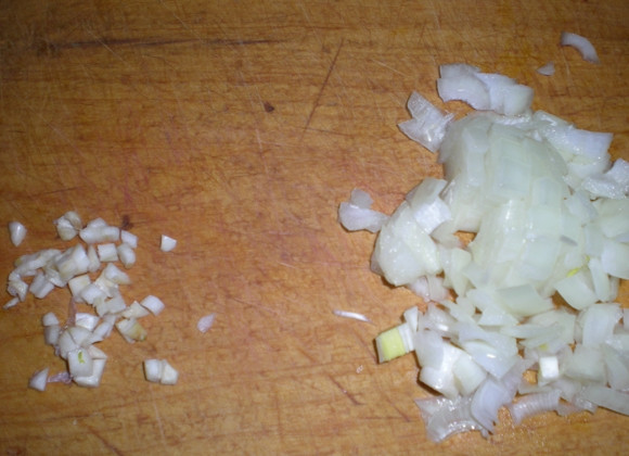 1. Этап. Цветная капуста, тушеная с фаршем: Для начала нарезаем репчатый лук на мелкие кубики, чеснок так же измельчаем.