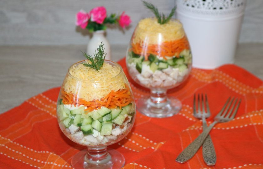 1. Этап. Салат с корейской морковкой, курицей и яйцом: Салат очень нежный и пикантный. Приятного аппетита!