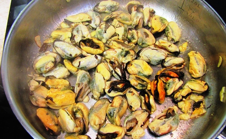 1. Этап. Паста с мидиями: Добавьте на сковороду мидии и обжарьте в течение 3-х минут периодически встряхивая сковороду. Затем полейте мидии уксусом и убавьте огонь. При этом те ракушки, которые не раскрылись, следует выбросить.