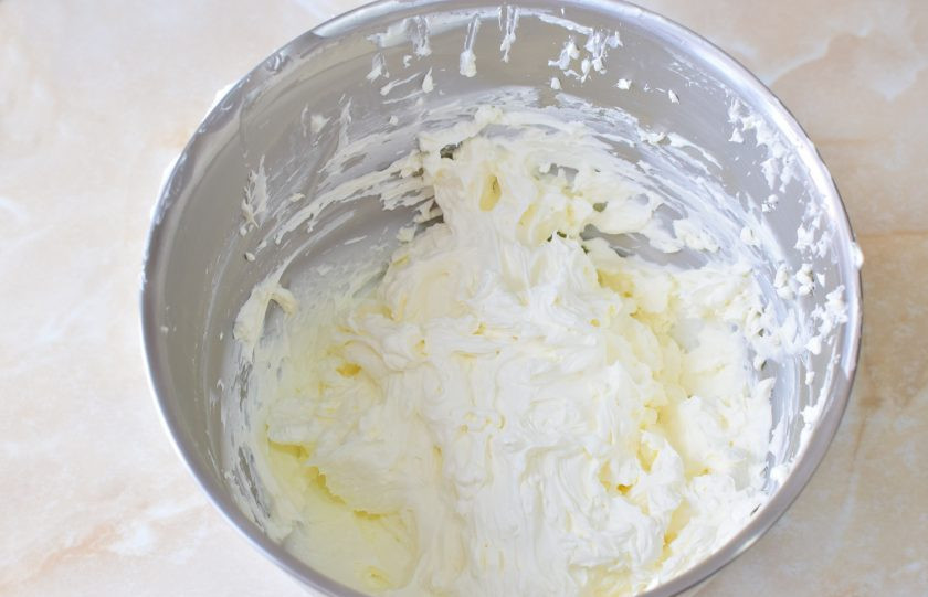 1. Этап. Торт Северный мед: Для крема взбейте сливки с сахарной пудрой в пышный, густой крем.