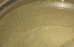 1. Этап. Хрен со свеклой: Начните с маринада. Для этого смешайте воду, соль, сахар и уксус. Закипятить и дать остыть.