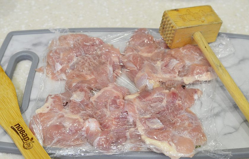 1. Этап. Куриные рулетики с помидорами и сыром: 3. Накройте пленкой и отбейте.