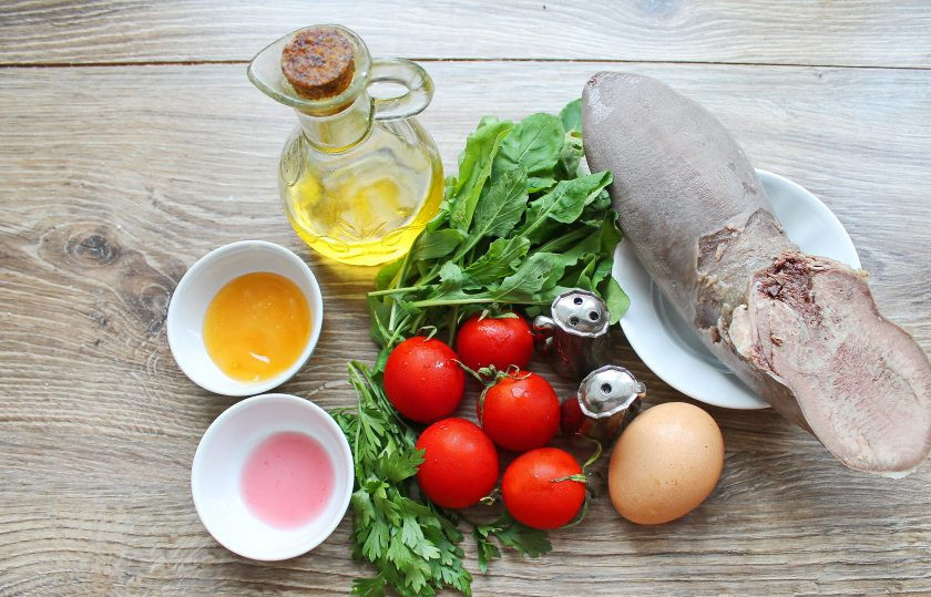 1. Этап. Салат с рукколой и языком: Подготовьте все необходимые ингредиенты для приготовления салата с рукколой и языком. Зелень и овощи вымойте и обсушите.