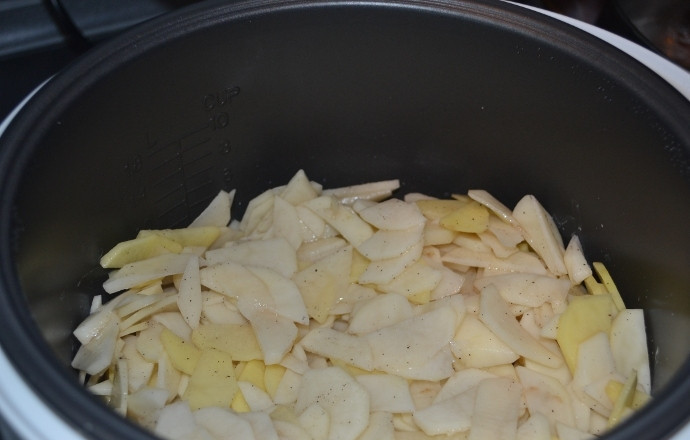 1. Этап. Картошка в сметане в мультиварке: Добавляем через некоторое время нарезанный картофель и накрываем крышкой.