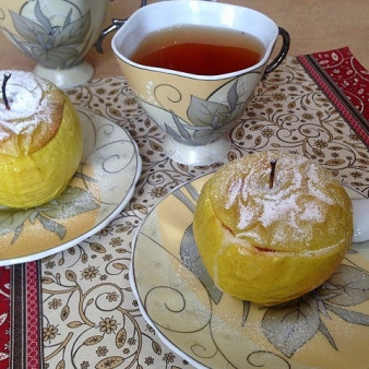 Яблоки, запеченные с джемом и бананом