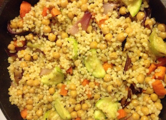 1. Этап. Кускус с нутом: По готовности овощи соединяем с нутом, добавляем чеснок, даём постоять на огне 5 минут. Готовим кускус. Заливаем его кипятком и даём постоять 10 минут. После всех операций перемешиваем всё с нутом и овощами. Блюдо готово — и восток стал чуточку ближе. Приятного аппетита!