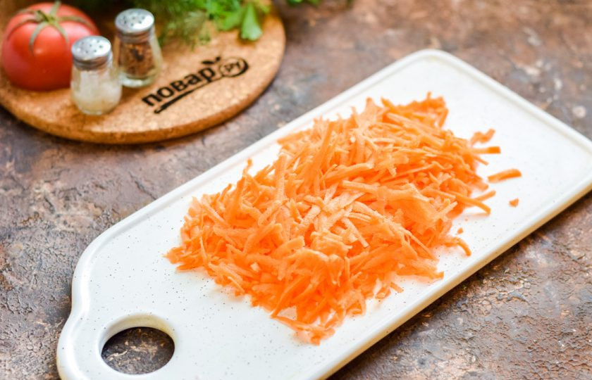 1. Этап. Паштет из перепелки: Очистите морковь и натрите на терке.