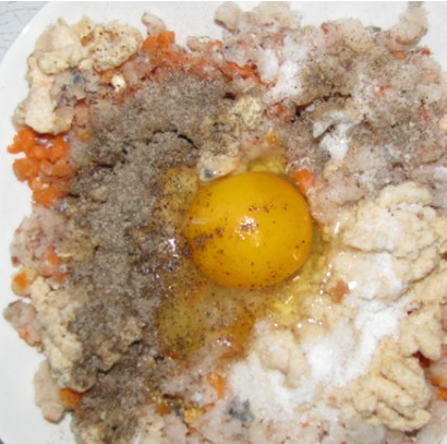 1. Этап. Вкусные рыбные котлеты: 1. Рыбу разморозим, вынимаем все косточки, перекручиваем на мясорубке. Сюда же - яйцо, измельченный лук, размягченный батон, и морковь. Специи - по вкусу.