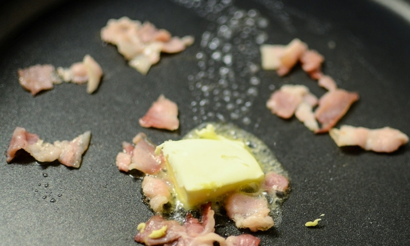 1. Этап. Яичница с авокадо: Масло растопить на сковороде.