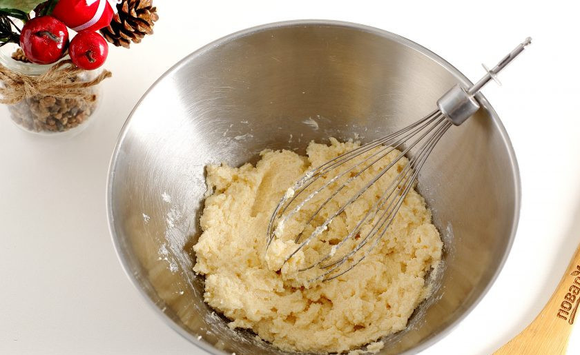 1. Этап. Вкусный рождественский кекс: Мягкое масло взбейте с сахаром и медом.