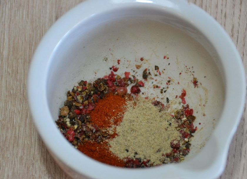 1. Этап. Говядина в перечном соусе: Добавьте паприку, кайенский перец и молотый белый перец.