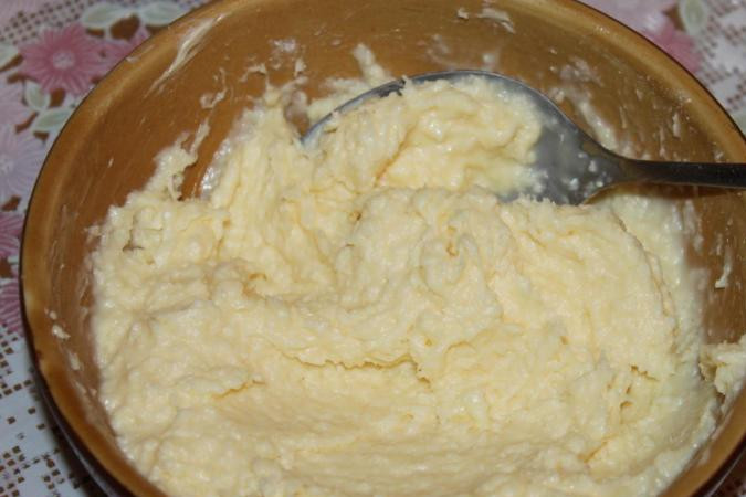 1. Этап. Рулет Mинутка из печенья: Теперь приготовим крем, для этого выкладываем в миску размягченное сливочное масло и разминаем его вилкой. Добавляем к маслу кокосовую стружку, сгущенное молоко и сахарную пудру. Тщательно перемешиваем все, пока масса не станет однородной.