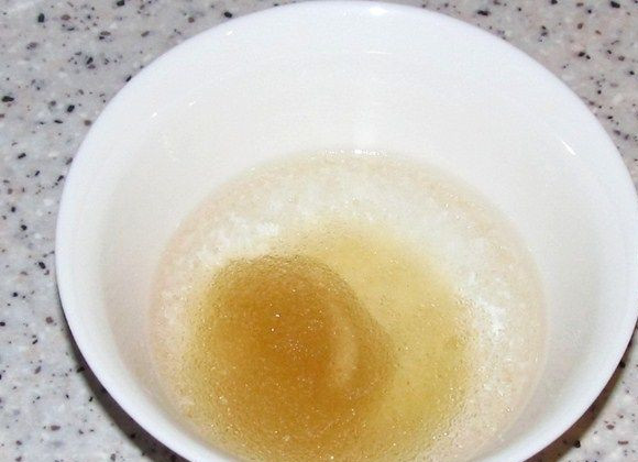 1. Этап. Крем творожно-сливочный: Прежде всего следует замочить желатин в холодной воде.