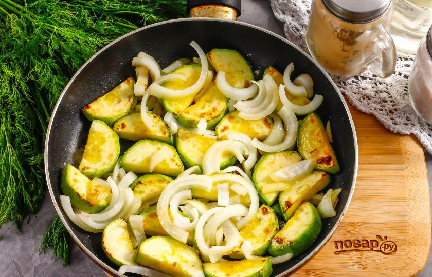 1. Этап. Теплый салат с куриными сердечками: Готовые румяные кусочки кабачка и луковую нарезку тоже выложите на тарелку к моркови.