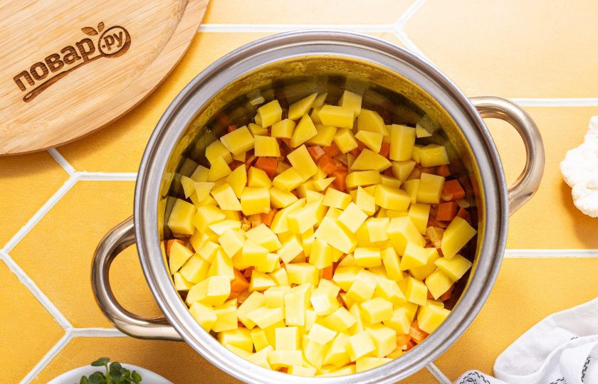 1. Этап. Детский супчик от 1 года: Добавьте картофель. Готовьте еще 4-5 минут.