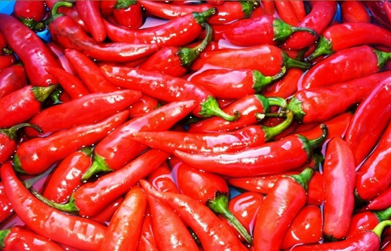 1. Этап. Аджика домашняя: Итак, самая сложная часть в этом рецепте - это обработка острого перца, поскольку при этом начинается кашель и слезятся глаза. Но чтобы избежать таких последствий, необходимо предварительно залить острый перец крутым кипятком и оставить так на ночь.