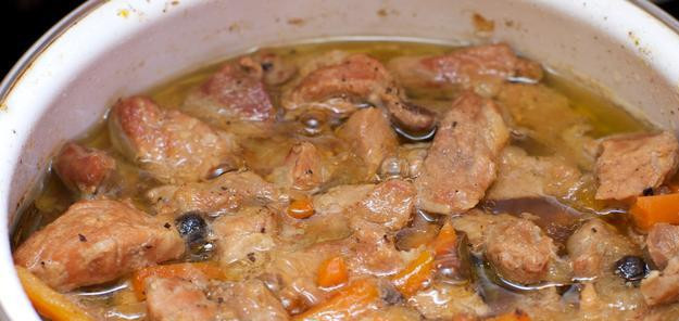 1. Этап. Тушеная свинина с овощами на сковороде: Доводим до кипения и продолжаем тушить, уменьшив огонь до минимального. Тушим 40-45 минут под крышкой до мягкости мяса.