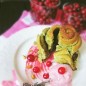 Булочки Улитки с чаем матча Приготовить курд-крем. В сотейник выложить клюкву, засыпать сахаром, добавить лаванду, размешать и поставить на огонь. Довести до кипения и варить 5-7 минут, до полного растворения сахара. Снять с огня и дать полностью остыть. Сахарные ягоды откинуть на мелкое сито и протереть. Клюквенное пюре переложить в сотейник, добавить желтки и яйца, хорошо все перемешать. Добавить сливочное масло ТМ