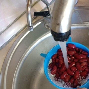 1. Этап. Салат с фасолью, грибами и курицей: Из банки с фасолью слить жидкость и промыть ее под проточной водой, затем дать воде стечь.