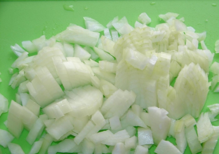 1. Этап. Суп из говядины: 3. Луковицу чищу, ополаскиваю в холодной воде и нарезаю кубиками среднего размера.
