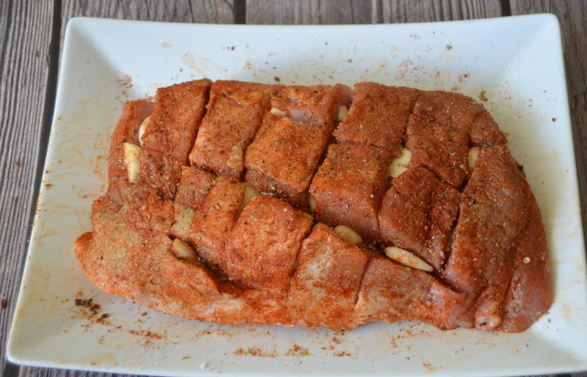 1. Этап. Свиной окорок, запеченный в духовке в фольге: Обсыпьте окорок со всех сторон всеми видами специй и перца.