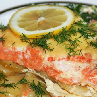 Лосось с картошкой в духовке