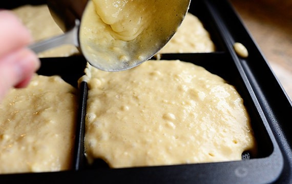 1. Этап. Воздушные бельгийские вафли: 10. Выкладывайте тесто в разогретую вафельницу.