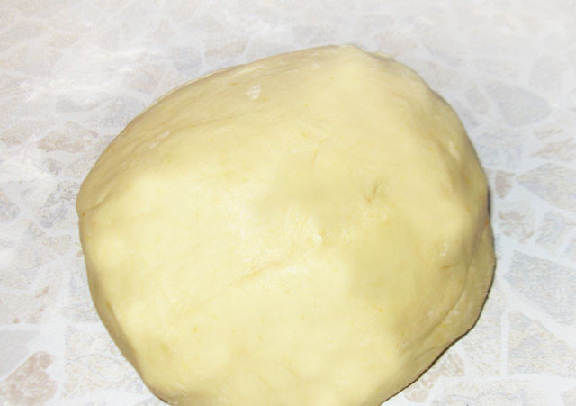 1. Этап. Розочки из теста с мясом: Воды добавляйте столько, чтоб замесить мягкое тесто.