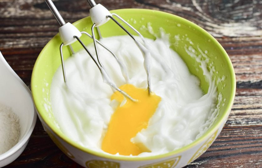 1. Этап. Медовое суфле: Добавьте к ним мед.