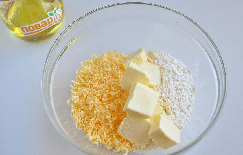 1. Этап. Кабачковый крамбл: 3. Приготовьте штрейзель: соедините муку, тертый сыр, холодное сливочное масло. Хорошо перетрите всё в мелкую крошку и уберите на 5-7 минут в морозилку.