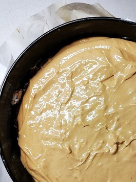 1. Этап. Карамельный чизкейк с облепихой: Вылить начинку в форму для выпекания. Выпекать примерно 2-2,5 часа. Зависит от духовки. Вынимать, когда начинка уплотнится полностью.