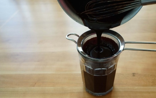 1. Этап. Зеркальная глазурь Гляссаж: 6. Так как нам нужна идеальная глазурь, лучше всего пропустить ее через сито, чтобы наверняка избавиться от комочков.