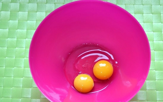 1. Этап. Хворост с медом: 2. В глубокую миску вбейте яйца.