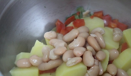 1. Этап. Деревенский испанский салат с тунцом: С картофеля и перца слить воду и горячими добавить в чашу, выложить отцеженную и промытую фасоль.